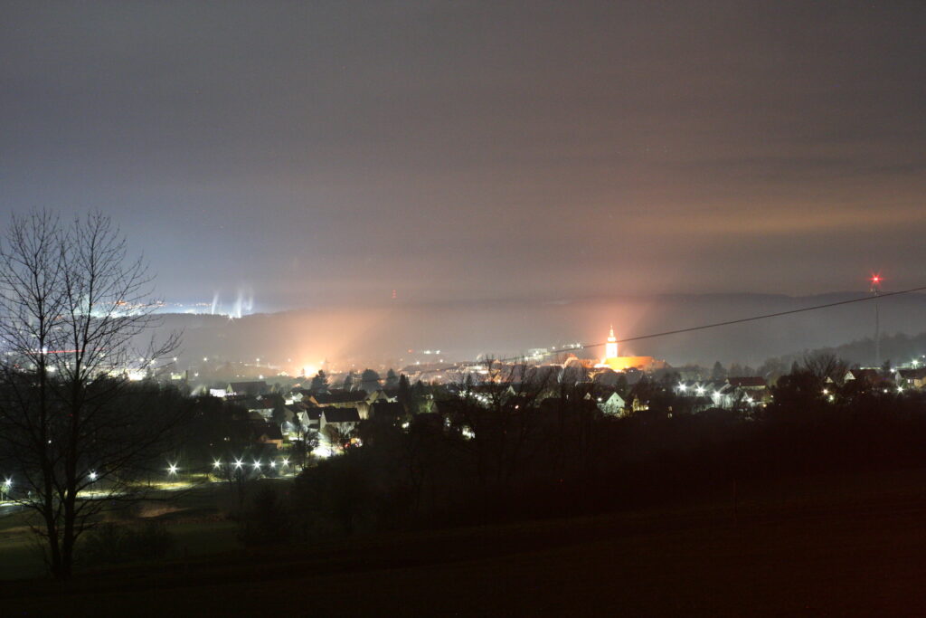Lichtverschmutzung über Tirschenreuth, dahinter die Ziegler-Group - eine kleine Stadt an Licht für sich!